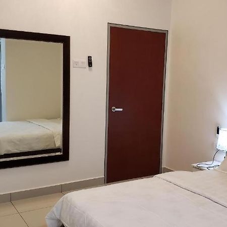 S Rose Hotel Sepang Esterno foto